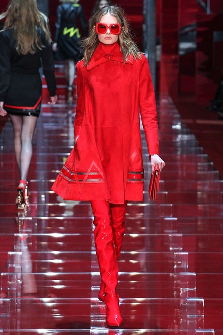 Sanne Vloet shows Milan Fall 2015 Versace