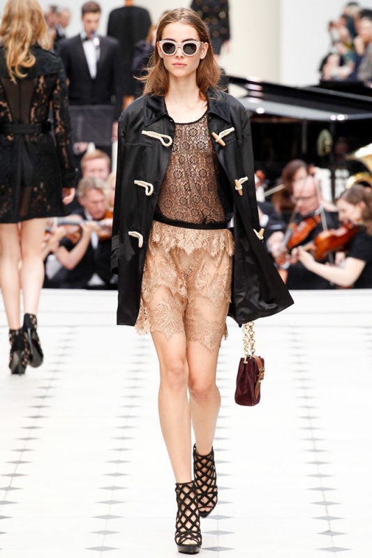 Romy Schönberger show London Spring Summer 2016. Burberry Prorsum