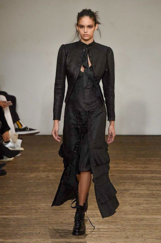 Nikki Vonsee shows Parijs Spring 2019 Olivier Theyskens