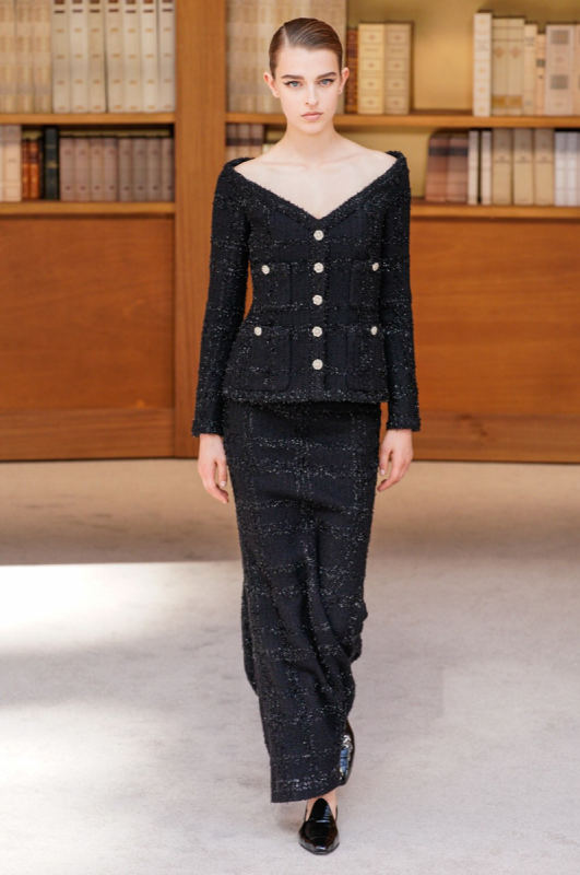 Merel Zoet looks very elegant in Virginie Viard first Couture show for Chanel Fall 2019 