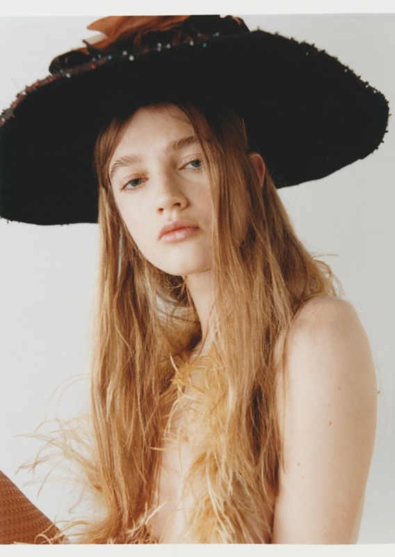 Roos van Eendenburg in a cute story for Vein Magazine, Photographer Christian Colomer, Stylist Ana Murillas 