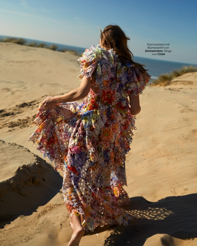 Colorful feminine Renee Meijer for Donna Magazine, Photography Katelijne Verbruggen, Styling Daniella Gurtner, Hair and make-up Ingrid van Hemert. 